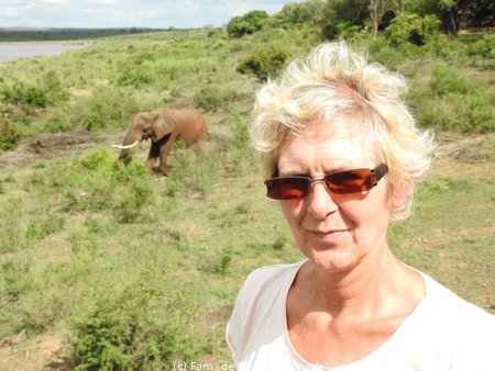191121_145912-08 Moniek met olifant.JPG